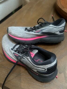 Brooks Trace Women’s Gray & Pink Running Shoes